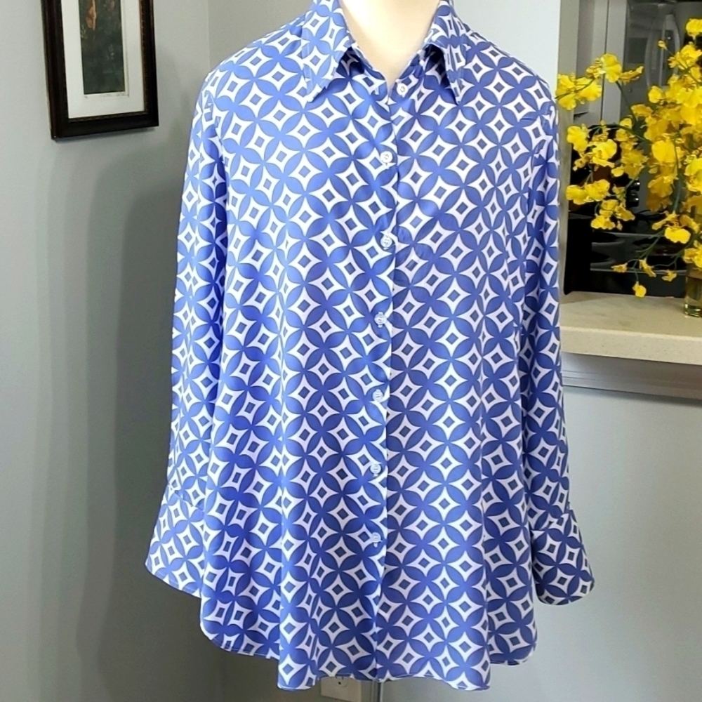 PURE AMICI, lovely long sleeve button‎ shirt. Periwinkle blue geometric p…